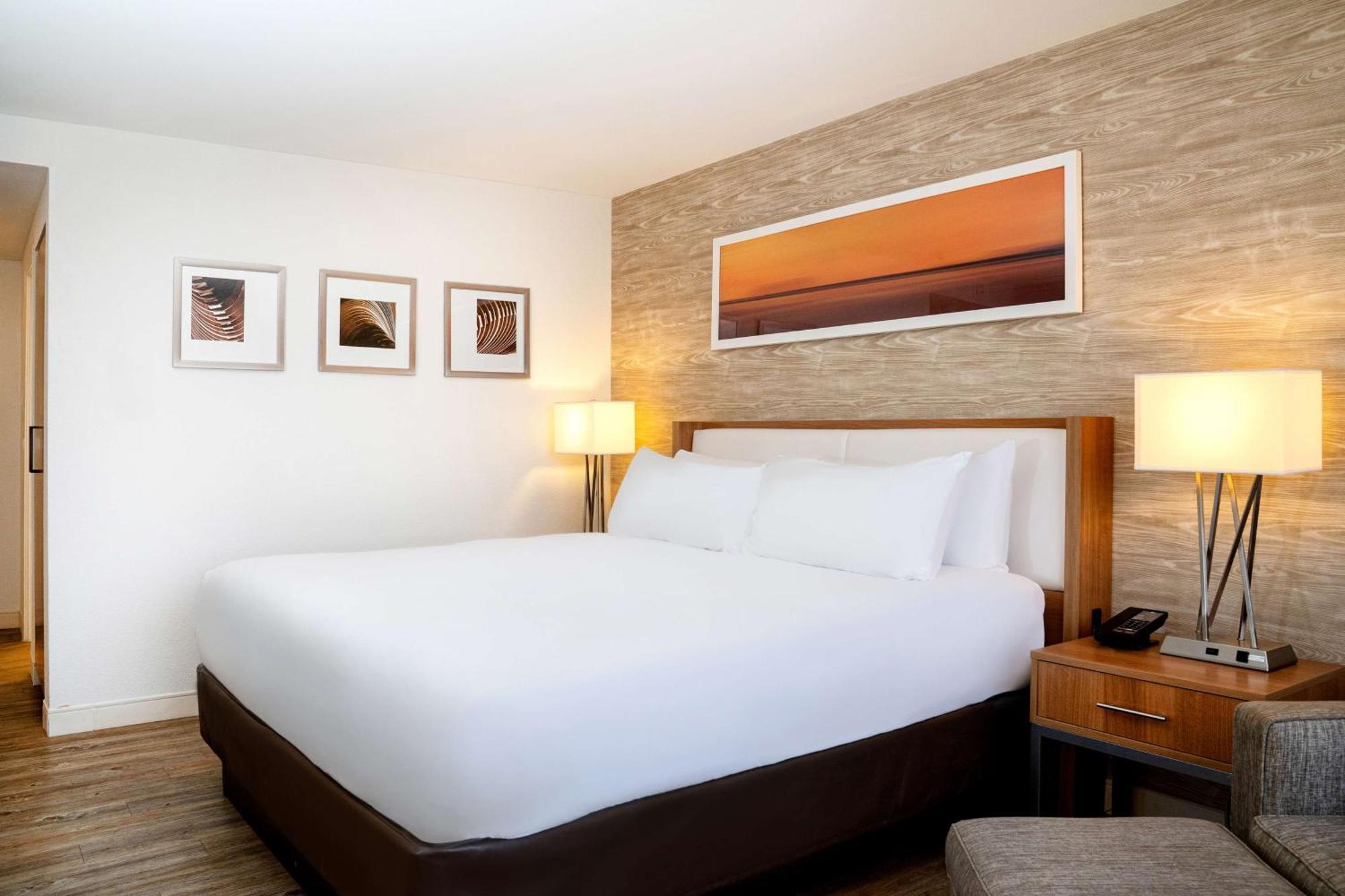 Doubletree By Hilton Kitchener Hotel Exterior photo