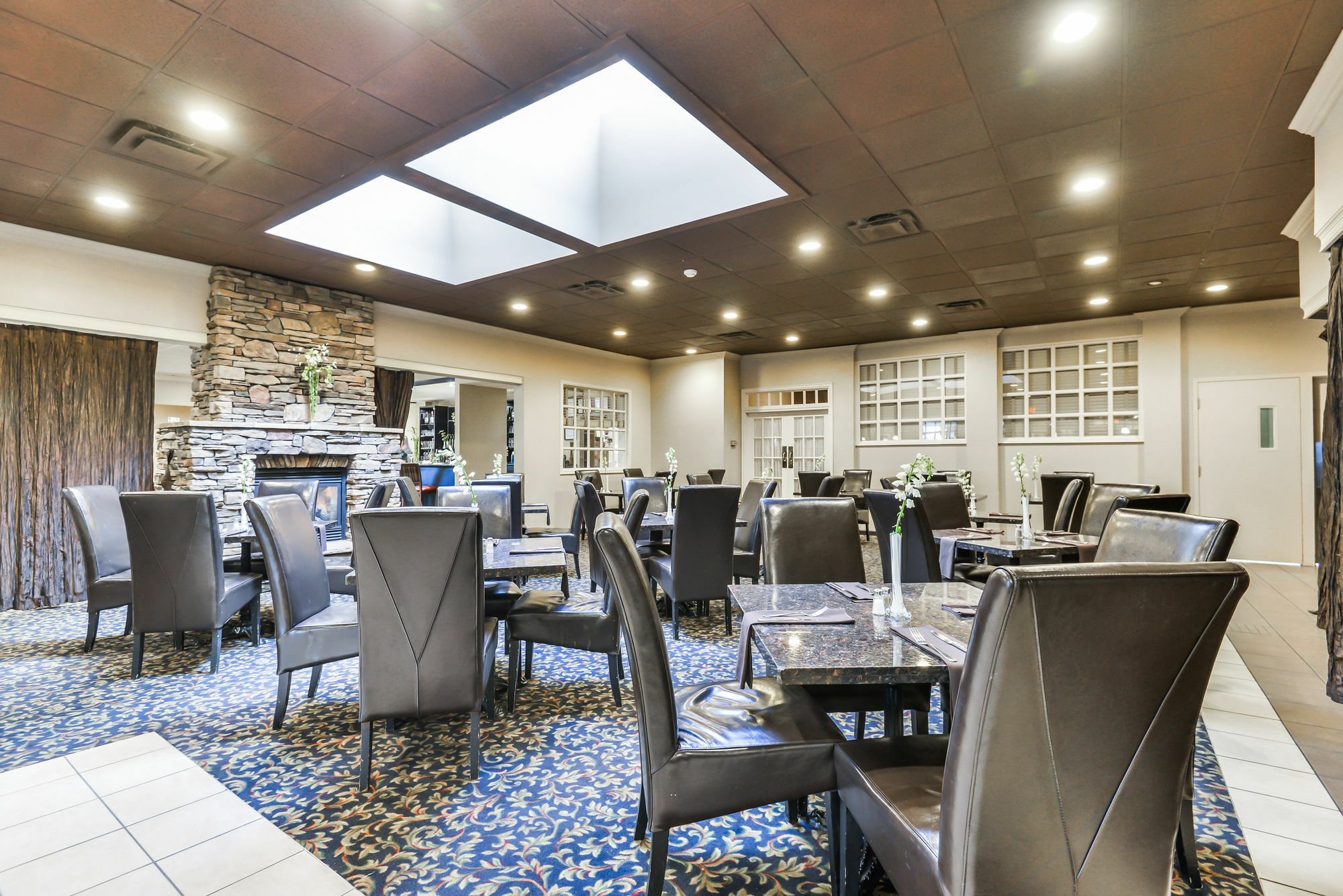 Doubletree By Hilton Kitchener Hotel Exterior photo